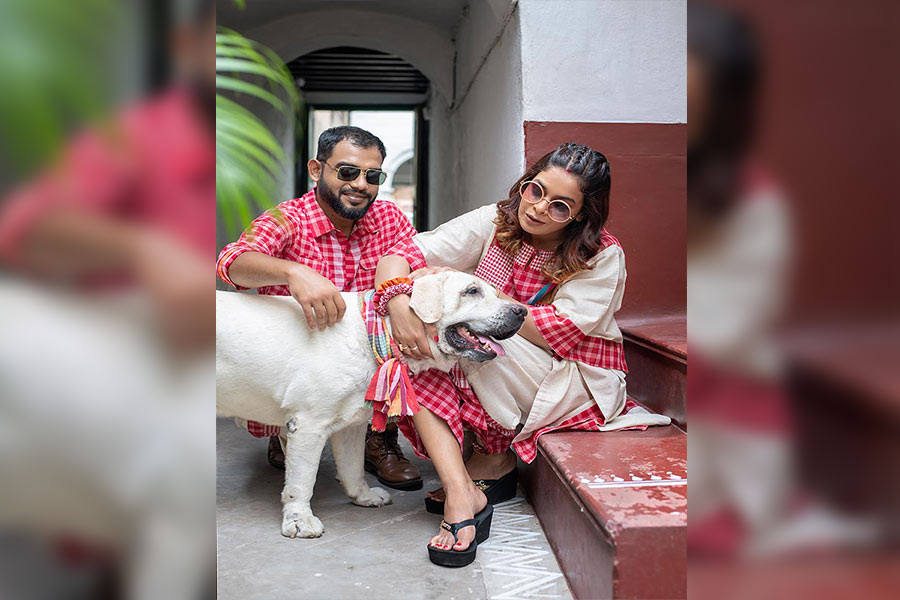  দত্তবাড়ির আলপনা আঁকা লাল সিমেন্টের সিঁড়িতে কোথাও যেন ছোটবেলার স্মৃতির ছোঁয়া। সেখানে বসেই শুরু হল গল্প, ছোটবেলাকে ফিরে দেখা, আরও গভীরে যাওয়া। যুগলের পোশাকে তখন আগাম আগমনী।