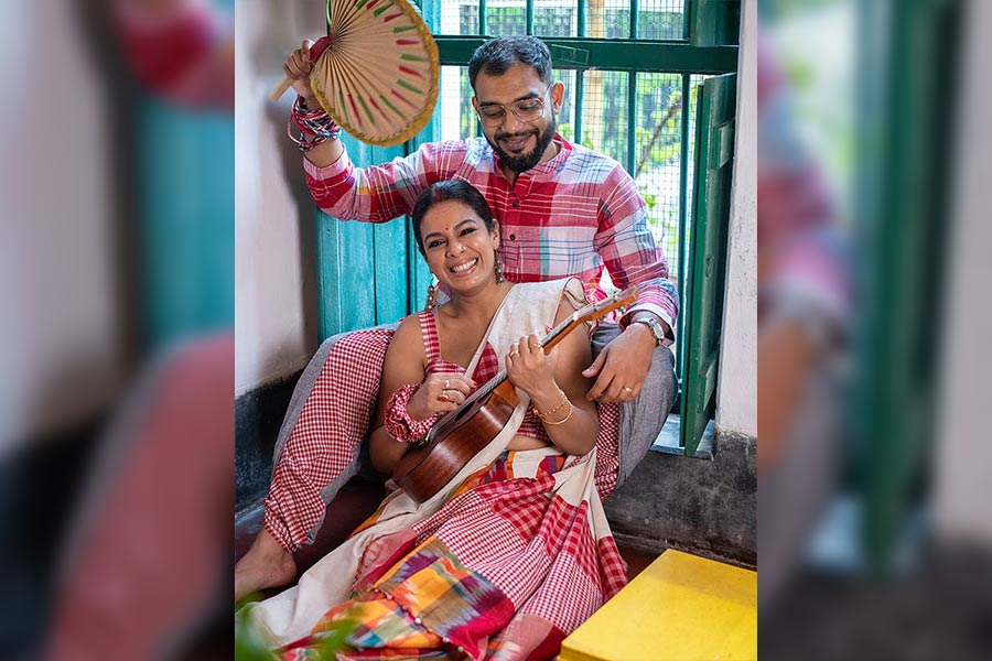 সাদা-লাল গামছার কাফতানের সঙ্গে-সাদা ও লাল গামছা চেকের পালাজো ইমনের পছন্দ। নীলাঞ্জন পরেছে গামছা চেকের বর্ডার দেওয়া সাদা ধুতি, সঙ্গে লাল গামছা চেকের শর্ট কুর্তা। ঠিক যেন অষ্টমীর সকাল। 