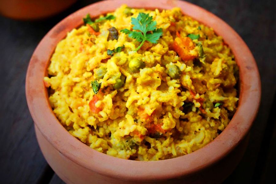 বিহারী খিচুড়ি: মকর সংক্রান্তি উদযাপনের প্রধান অঙ্গ হিসেবেই জনপ্রিয় বিহারী খিচড়ি। এটি পুজোর প্রসাদ হিসেবেও দেওয়া হয়। চাল, আদা, লঙ্কা , মুগ ডাল, উরাদ ডাল (কালো ছোলা), হিং এবং ঘি দিয়ে তৈরি এই বিহারী খিচুড়ির স্বাদ অনবদ্য। স্থানীয়রা এটি আলু চোখা, বেগুন ভর্তা, পাঁপড় ভাজা ও আচার সহযোগে খেতে পছন্দ করেন।