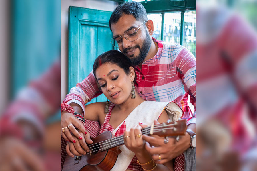 মেঘলা আকাশ,পুরনো বাড়ির দাওয়া, পাশে সবুজ ঘেরা বাগান, এমন পরিবেশে মুগ্ধ ইমন। মন আজ বাউল। গলায় নতুন সুর। ইউকুলেলে নিয়ে পাশে নীলাঞ্জন। পোশাকেও একই ছন্দ।