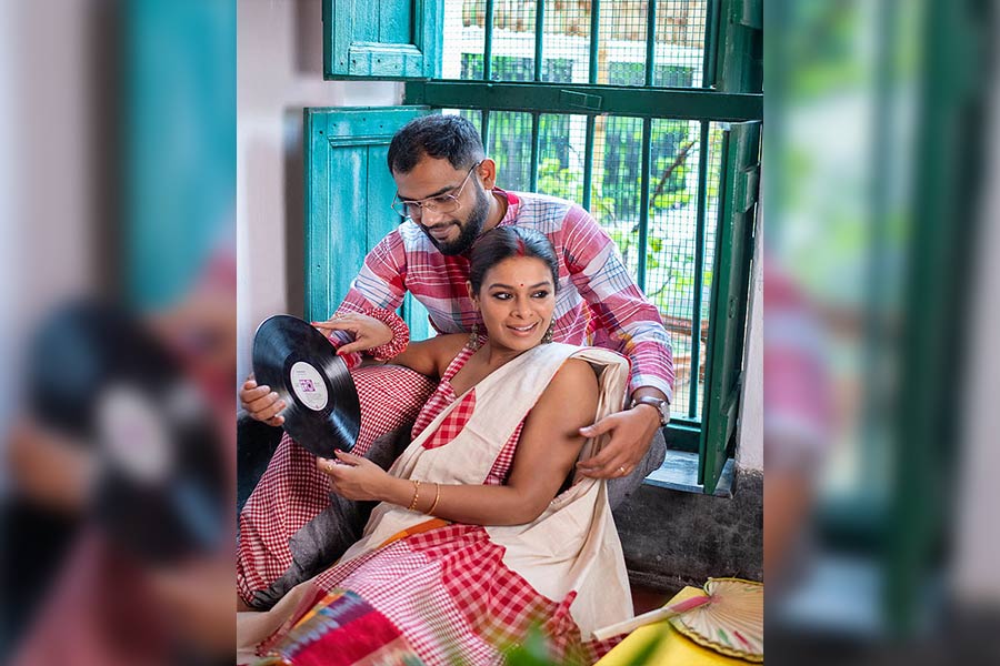 লাল গামছা চেকের লং-স্কার্টের সঙ্গে ইমন পরেছে প্রায় একই রকম ব্লাউজ টপ। নীলাঞ্জন পরেছে লাল-সাদা গামছা চেকের কুর্তা। ধুতিতে ধূসর ও লাল চেকের দুরন্ত কম্বিনেশন। 