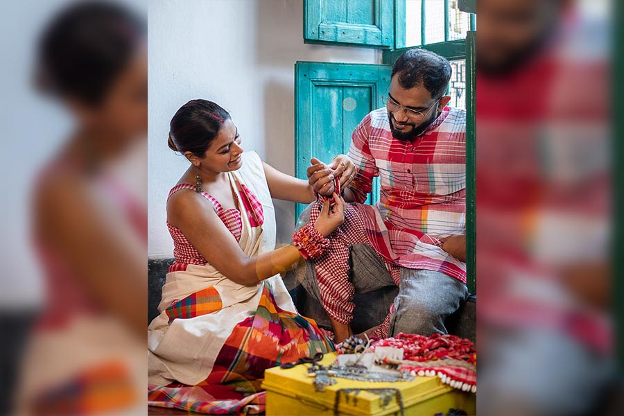 ঘরের কোণে খোলা জানলা, জানলা বেয়ে নেমে এসেছে আদুরে রোদ। নিভৃত কোণে দু’জনে ব্যস্ত পছন্দের গয়না নিয়ে। 