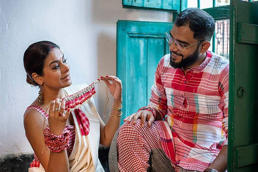  লাল চেকের কড়ি দেওয়া গয়নাটাই বেশি পছন্দ ইমনের। ‘দারুণ মানাবে তোমায়’ । নীলাঞ্জনের চোখে তখন শুধুই মুগ্ধতা।  