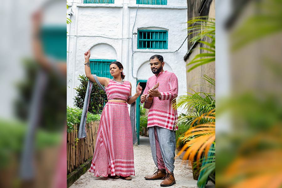 পলকা ডিজাইনের শাড়ি, সঙ্গে গামছা লুকের ব্রালেটে ইমন তখন আরও মোহময়ী পাল্লা দিতে ডেনিমের সঙ্গে কটকি কুর্তায় নীলাঞ্জন।