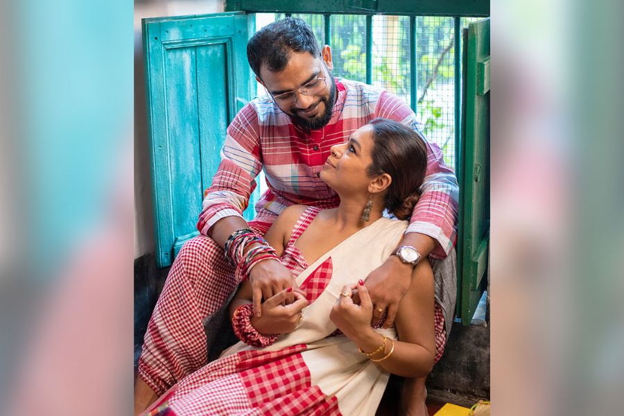 কোনটা ভাল মানাবে এই পোশাকের সঙ্গে, সেই কাজের দায়িত্ব আজ নীলাঞ্জনের। 