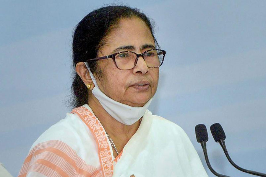 খড়্গপুরে দলীয় কর্মীদের একটি সভায় বিজেপির নবান্ন অভিযান নিয়ে তীব্র কটাক্ষ করেছেন মুখ্যমন্ত্রী মমতা বন্দ্যোপাধ্যায়। একটি সূত্রে দাবি, মমতা বলেন, ‘‘বিজেপির বেলুন ফুস হয়ে গিয়েছে। তৃণমূল স্তরে কোনও লোক নেই ওদের। ফ্লপ হয়ে গিয়েছে। ফিউজ হয়ে গিয়েছে।’’