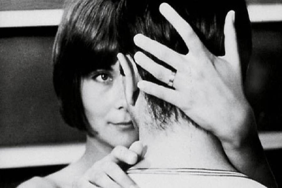 ‘ম্যাসকুলিন ফেমিনিন’ ছবিই আমাদের উপহার দিয়েছে ‘চিলড্রেন অব মার্ক্স অ্যান্ড কোকা কোলা’র মতো অনবদ্য সংলাপ।