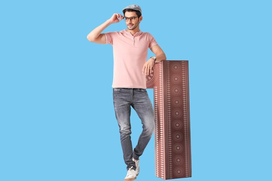 এই পুজোয় প্রতি লুক হোক নজরকাড়া। পিচ রঙের টি শার্ট, ডেনিম জিন্স আর সাদা স্নিকার্স দিয়ে হোক পুজোর শুরু...