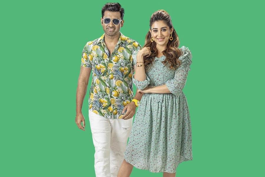 লং ড্রেস আর  হাওয়াইন প্রিন্টেড শার্টে জমে উঠুক আপনাদের যুগলবন্দি।  লং ড্রেসের সঙ্গে সাজ হবে ছিমছাম, পায়ে থাকবে সাদা স্নিকার্স। ঠাকুর দেখার পরে পার্টি হোক জমকালো ! 