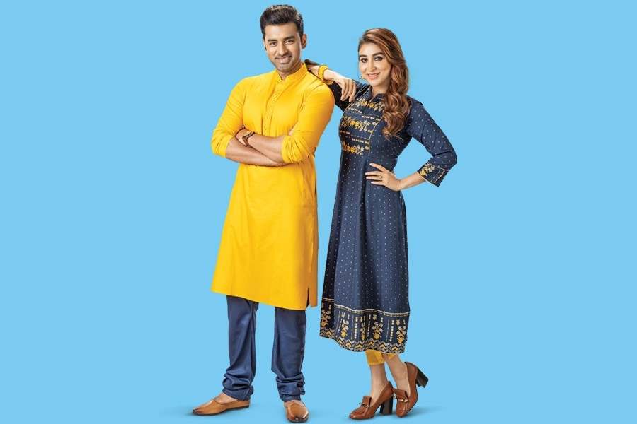 নীল রঙের সুতির কুর্তির সঙ্গে হালকা ‘নো-মেকআপ’ লুক হৃদয়ে ঝড় তুলুক। যুগলবন্দিতে থাকুক হলুদ পাঞ্জাবি। মেতে উঠুক উৎসবের মুহূর্তগুলো।