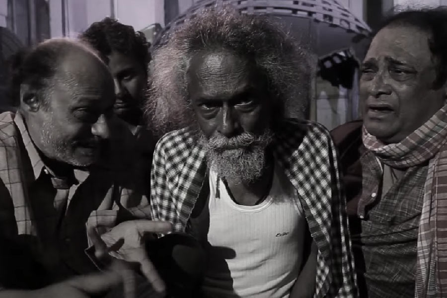 ছবির কেন্দ্রে রয়েছে এক পর্ন-প্রেমী প্রৌঢ়ের আচমকা গোদার-দর্শনের কাহিনি। পর্ন ছবির ডিভিডির ভিতরে গোদারের ছবি ঢুকে পড়া এবং সোখান থেকে ছবির মূল চরিত্রের গোদার-আসক্ত হয়ে পড়া— এই নিয়েই ‘আদিউ গোদার’।