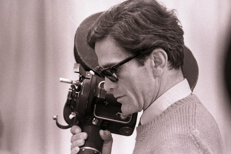 কিন্তু পর্ন ছবির বান্ডিলে কী ভাবে ঢুকে পড়েন গোদার? এই প্রশ্নের একটি সহজ উত্তর রয়েছে। ‘আধুনিক’ চলচ্চিত্রের অন্যতম দিশারি পুরুষ গোদারের প্রতি অনেক বারই যৌন-কেন্দ্রিক ছবি তৈরির অভিযোগ উঠেছে।