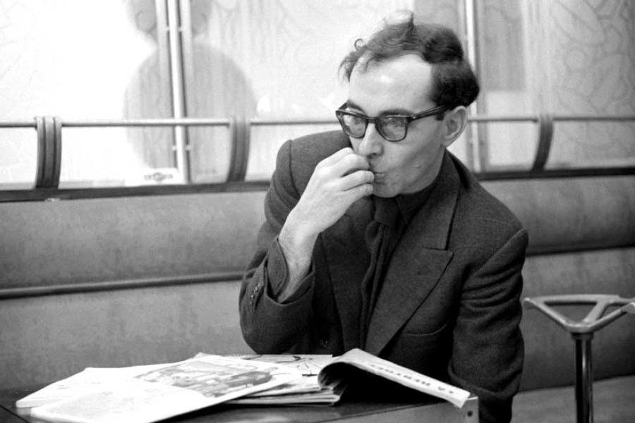 পরে অবশ্য এ কথাই উঠে আসে যে, গোদার পুরুষ-প্রাধান্যের বিষয়টিকেই তীব্র ভাবে আক্রমণ করতে চেয়েছিলেন। কিন্তু সমস্যা দাঁড়ায় এখানেই যে, ‘সঠিক’ যৌন অবস্থানকে ব্যক্ত করতে পরিচালকের প্রয়োজন পড়েছিল সেই ভাষার, যা হয়তো এক অর্থে যৌন উদ্দীপক।