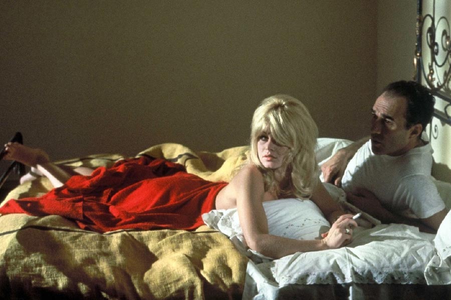 ১৯৬৩ সালে মুক্তিপ্রাপ্ত গোদারের ছবি ‘কনটেমপ্ট’-এ নায়িকা ছিলেন ব্রিজিত বার্দো। ছবির কাহিনি আলবার্তো মোরাভিয়ার। ছবির বিষয় ছিল অস্তিত্ববাদী দর্শনের উপর আধারিত। বার্দো তখন যৌনতার মূর্তরূপ হিসেবে বিবেচিত। ‘কনটেমপ্ট’-এর শয্যাদৃশ্য ও আনুষঙ্গিক নগ্নতাকে ঘিরে তীব্র বিতর্ক শুরু হয়। বার্দোর শরীরী আবেদন ছবির মূল বক্তব্যকে ছাপিয়ে গিয়েছে বলেও কথা ওঠে।