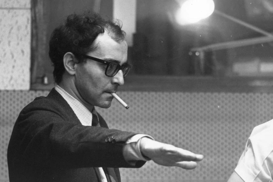 গোদার তাঁর তরফে জানান, এক বিশেষ জীবনযাপনকে এই ছবি আঘাত করছে। তাই এত আপত্তি। শেষ পর্যন্ত অবশ্য তথ্যমন্ত্রীর মধ্যস্থতায় গোদার ছবিটির কিছু দৃশ্য পুনর্নির্মাণ করেন।