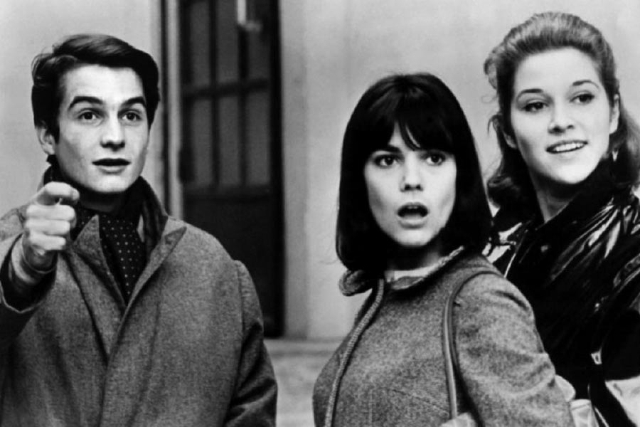 ১৯৬৬-র ছবি ‘ম্যাসকুলিন ফেমিনিন’-কে গোদারের জীবনের অন্যতম সেরা কাজ বলে আলোচকরা জানান। ১৯৬০-এর দশকের ফ্রান্স তথা প্যারিসের যুবসমাজ এবং যৌনতাই ছিল এ ছবির কেন্দ্রীয় বিষয়। আর তার সঙ্গে মিশে যায় রাজনীতি। জনপ্রিয় সংস্কৃতি, মার্ক্সবাদ এবং পুঁজি-নিয়ন্ত্রিত জীবনের টানাপড়েনকে একত্রে তুলে আনে এই ছবি। অবধারিত ভাবে আসে ‌যৌনতা। কিন্তু তার তরঙ্গ অবশ্যই ছিল ভিন্ন সুরে বাঁধা।