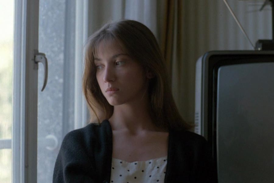 গোদারের পরিচালনায় অন্যতম বিতর্কিত ছবি ১৯৮৫ সালের ‘হেইল, মেরি’। এই ছবিতে গোদার খ্রিস্টধর্মের কেন্দ্রীয় ভাবনা কুমারী মেরির তত্ত্বকে আধুনিক দৃষ্টিভঙ্গিতে দেখতে চান। অবধারিত ভাবে ছবিটিকে নিয়ে তুলকালাম আরম্ভ হয়। এই ছবি ধর্মবিশ্বাসে আঘাত হানতে পারে বলে মতপ্রকাশ করেন স্বয়ং পোপ দ্বিতীয় জন পল।