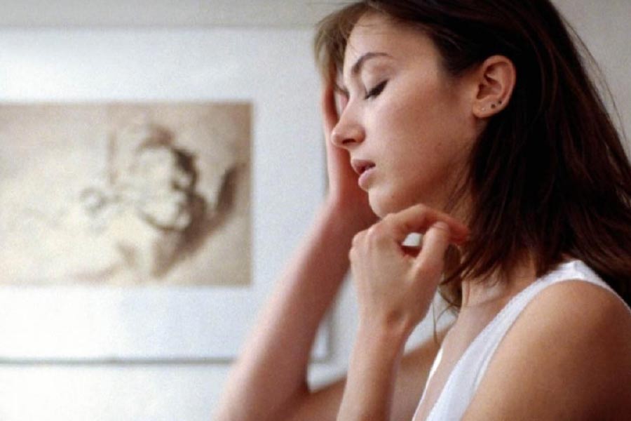 তুমুল সমালোচনার মুখে পড়ে গোদার ইটালি থেকে ছবিটিকে তুলে নিতে পর্যন্ত উদ্যোগী হন। কিন্তু আজ এই ছবি তার অসামান্য নির্মাণের কারণে প্রশংসিত, বিষয়ভাবনার কারণে আদৃত।