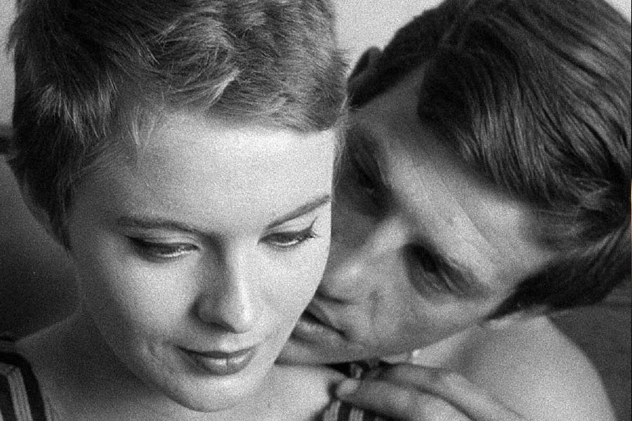 গোদার এই ‘মুক্তি’-কেই কখনও প্রশ্ন করেছেন, কখনও নৈর্ব্যক্তিক ভাবে বর্ণনা করেছেন। কারণ, তিনি বিশ্বাস করতেন ‘বাস্তব’-এর উপস্থাপনায়। আর যৌনতাকে বাদ দিয়ে বাস্তব কি সম্ভব?