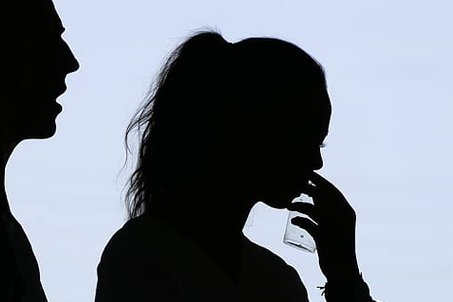 কিন্তু এই যশ-খ্যাতিই অন্ধকারের দিকে টেনে নিয়ে যায় নিশাকে। কানাঘুষো শোনা যায়, দক্ষিণের এক প্রযোজক নিশাকে জানান, যৌনকর্মীর পেশায় নামলে প্রচুর অর্থ উপার্জন করা যায়।