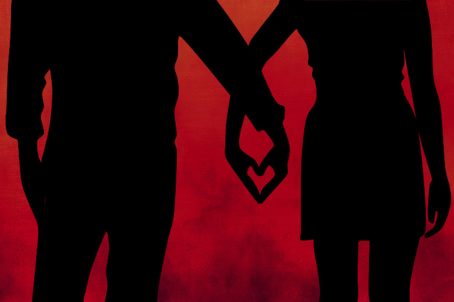 অর্থলাভের ফাঁদে পা দিয়ে অভিনেত্রী তাঁর নির্দেশ মেনে এই পেশায় নামেন। বহু অভিনেতার সঙ্গেও শারীরিক সম্পর্কে জড়িয়েছেন তিনি।