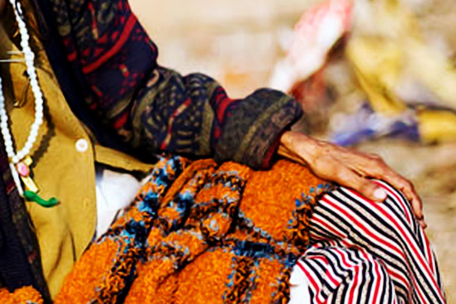 পরিচয় দেওয়ার পর স্থানীয়েরা তাঁকে হাসপাতালে নিয়ে যান। পরীক্ষানিরীক্ষা চলার পর চিকিৎসকেরা জানান, নিশার শরীরে এডস রোগ দানা বেঁধেছে।