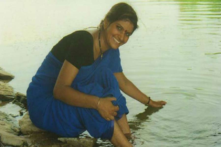 প্রচুর সোনার গয়না, বাড়ি, গাড়ি কিনতে শুরু করেন তিনি। তাঁরা দু’জন যে বেতন পান, তা মিলিয়ে এত খরচ করা সম্ভব নয়। অমরচাঁদ তাঁর স্ত্রীকে সন্দেহ করতে শুরু করেন। এমন পরিস্থিতিতে হঠাৎ নিরুদ্দেশ হয়ে যান ভঁওরী।