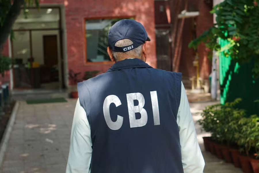 হুমকি দেন, তাঁকে যদি ভোটে দাঁড়ানোর সুযোগ করে দেওয়া না হয়, তা হলে ভঁওরী এই সম্পর্কের কথা ফাঁস করে দেবেন। শুধু তা-ই নয়, কেঁচো খুঁড়তে কেউটেও বের করে আনলেন সিবিআই আধিকারিকেরা।