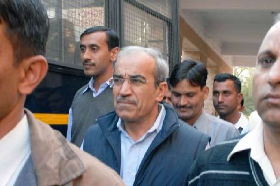 ভঁওরীর সঙ্গে নেতা মলখনের বিবাহ-বহির্ভূত সম্পর্ক ছিল। ভঁওরীর ছোট মেয়ের বাবা ছিলেন মলখন। সে কথা তত দিন গোপন করে রেখেছিলেন দু’জনেই। কিন্তু ভঁওরী তাঁর কাছে দাবি করেন, মলখন যেন তাঁদের সম্পর্কের কথা জনসমক্ষে স্বীকার করেন। এমনকি, তাঁদের মেয়ের বিয়ের জন্য ৫০ লক্ষ টাকা এবং ২০ কেজি সোনার গয়না দিতে হবে বলে দাবি করেন।