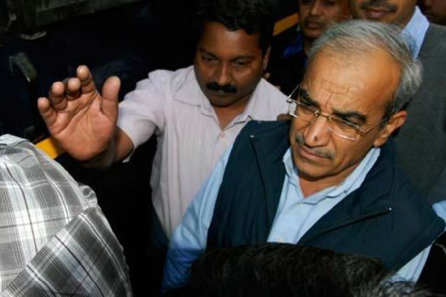 কথাবার্তা রেকর্ড করে এক টিভি চ্যানেলকে ভঁওরী তাঁর নিজের কাছে থাকা একটি সিডি থেকে ভিডিয়ো ফুটেজ পাঠান। স্পষ্ট করে মুখ দেখা না গেলেও চিনতে অসুবিধা হয় না ছবিতে ভঁওরীর সঙ্গে উপস্থিত ব্যক্তিটি মলখন।