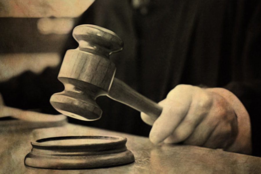 এক সঙ্গে ১৭টি যাবজ্জীবন কারাদণ্ডের মুখোমুখি হন ব্রিটেনের অন্যতম কুখ্যাত শিশুদের যৌননিগ্রহ করা অপরাধী। ৪০টি অপরাধে তাঁকে দোষী সাব্যস্ত করা হয়। এই অপরাধীকে কারাগারে ১০০ বছরেরও বেশি আটকে রাখা উচিত ছিল বলেও আদালতের বিচারক জানিয়েছিলেন। কুখ্যাত এই অপরাধীর নাম গ্লিন কেনিয়ন।