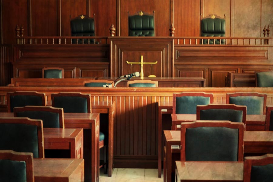 কেনিয়ন ধরা পড়ার পর নির্যাতিতারা ব্র্যাডফোর্ড ক্রাউন কোর্টে এসে তার জঘন্য অপরাধের বর্ণনা দেন। ওই দুই নাবালিকা তখন প্রাপ্তবয়স্ক। কেনিয়ন ধরা পড়েছে শুনেই বুকে সাহস ভর করে তাঁরা পুলিশের কাছে পৌঁছন।