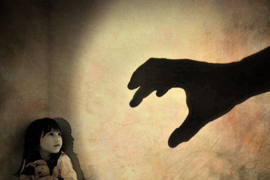 আইনজীবীদের একাংশের মতে, কেনিয়ন ব্রিটেনের জঘন্যতম যৌন হেনস্থাকারী। এই মামলার তদন্তকারী কর্মকর্তা বব ব্রিজস্টকের মতে, তাঁর কর্মজীবনে কেনিয়নের মতো বিকৃত মানসিকতার অপরাধী দেখেননি। দুই নাবালিকার শৈশব কেড়ে নিয়েও কেনিয়নের কোনও অনুশোচনা ছিল না বলেও বব দাবি করেছিলেন।