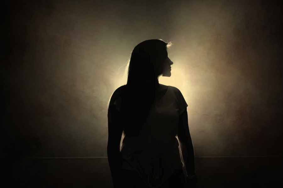 কেনিয়নের বিরুদ্ধে অভিযোগ ছিল, সে নির্যাতিতাদের উপর শরীরিক অত্যাচার করত এবং তাদের খুন করার হুমকি দিত। এক নির্যাতিতাকে পতিতাবৃত্তিতে নামানোর জন্য অশ্লীল ছবি তুলে ভয় দেখানোর অভিযোগও উঠেছিল কেনিয়নের বিরুদ্ধে।