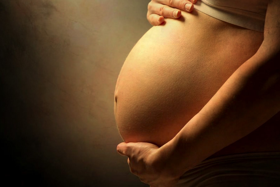 নির্যাতিতাদের যখন পাঁচ বা ছয় বছর বয়স, তখন থেকে তাদের নির্যাতন শুরু করে কেনিয়ন। এদের মধ্যে এক জন নাবালিকা দু’বার অন্তঃসত্ত্বাও হয়ে পড়ে।