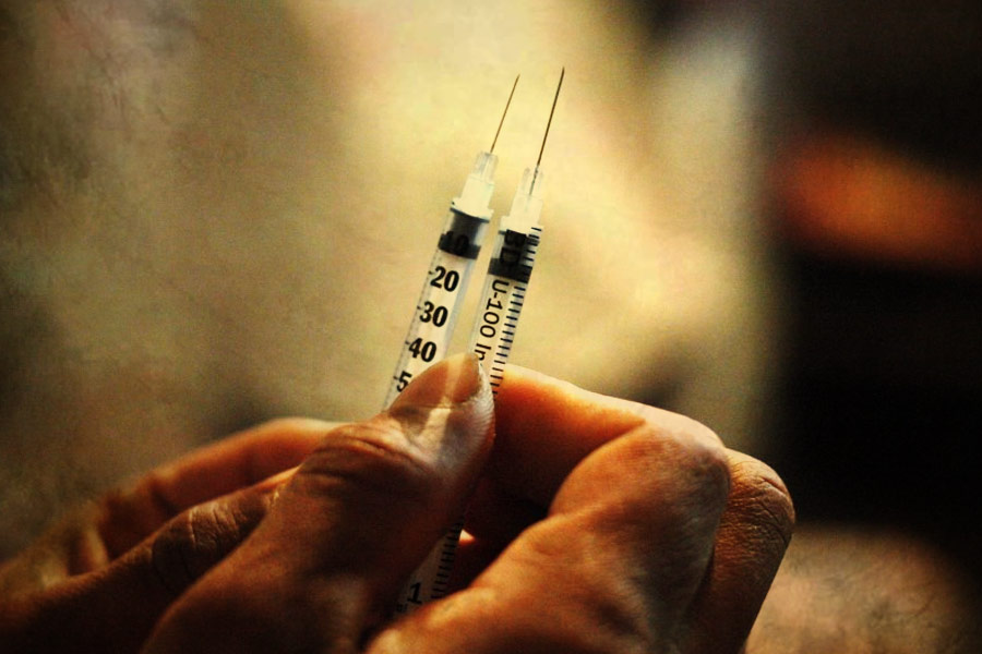 ধর্ষণ করার পাশাপাশি নির্যাতিতাদের উত্তপ্ত ধাতু বা মোম দিয়ে ছ্যাঁকা দেওয়া এবং সূচ দিয়ে শরীরে ক্ষত করার অভিযোগও ছিল কেনিয়নের বিরুদ্ধে।