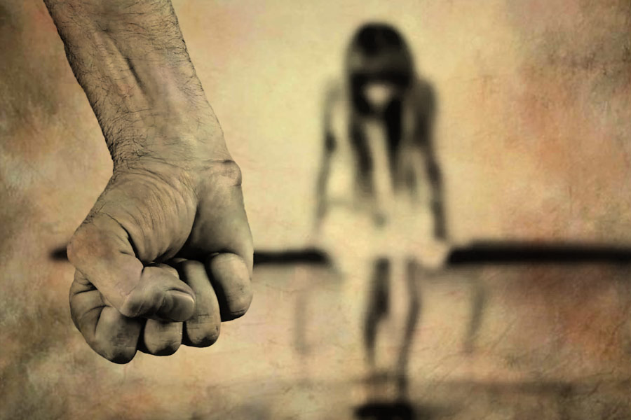 নির্যাতিতাদের শরীরে কেনিয়ন নিজের নামের আদ্যক্ষর খোদাই করে রাখত বলেও অভিযোগ ওঠে।