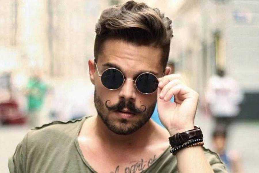 গোঁফের ফ্যাশনে কোন তারকার গোঁফ ট্রেন্ডিং এ চলছে সেটাতো পুজোর আগে জানতেই হবে ছেলেদের।পাঞ্জবী হোক কি হালকা শার্ট গোঁফ এই করতে হবে বাজিমাত।