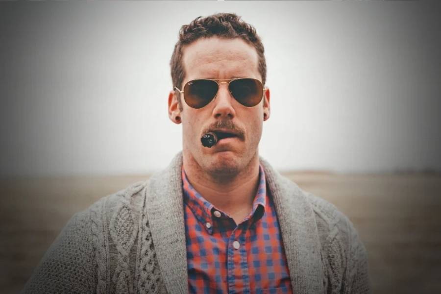 শেভরন গোঁফ: ওল্ড ফ্যাশনের মধ্যে পরে এই ধরণের গোঁফ। সাধারণত, বড় মুখের আকৃতিতে এই ধরণের গোঁফ দারুন মানায়। 