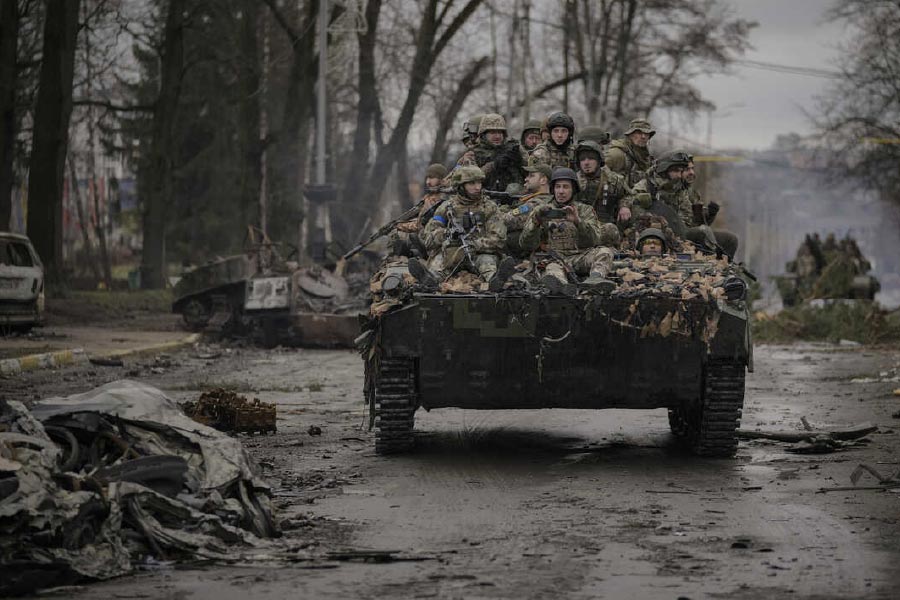 রাশিয়ার বিরুদ্ধে মাস সাতেকের যুদ্ধের পর কি ইউক্রেনের পাল্লা ভারী হতে শুরু হয়েছে? ডেভিড এবং গোলিয়াথের অসম যুদ্ধে কি দুর্বল প্রতিপক্ষই জমি কেড়ে নিচ্ছে? উত্তর-পূর্ব এবং উত্তর-পশ্চিম অঞ্চলের একাধিক গুরুত্বপূর্ণ শহর ইউক্রেন দখল করার পর এই প্রশ্নই উঠছে।