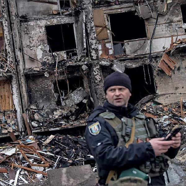 ইউক্রেন সেনার প্রত্যাঘাতের জেরে বেশ কয়েকটি গুরুত্বপূর্ণ শহরের দখল ইতিমধ্যেই চলে এসেছে জেলেনস্কির বাহিনীর হাতে। খারকিভ প্রদেশে ইজিয়ুম ছাড়া রুশ সীমান্ত ঘেঁষা ভেলেইকি বারলুকের দখল নিয়েছেন ইউক্রেনীয় সেনারা। কুপিয়ানস্ক শহরেও রুশদের হঠিয়ে কব্জা করেছেন তাঁরা।