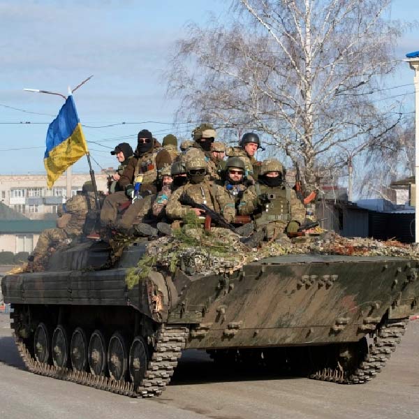 রুশ সেনাদের হাত থেকে জমি পুনর্দখলের পর নেটমাধ্যমে বহু ভিডিয়ো ভাইরাল হয়েছে। তাতে রুশদের জমি হারানোর কাহিনি তুলে ধরা হয়েছে। যদিও ভিডিয়োগুলির সত্যতা যাচাই করেনি আনন্দবাজার অনলাইন।