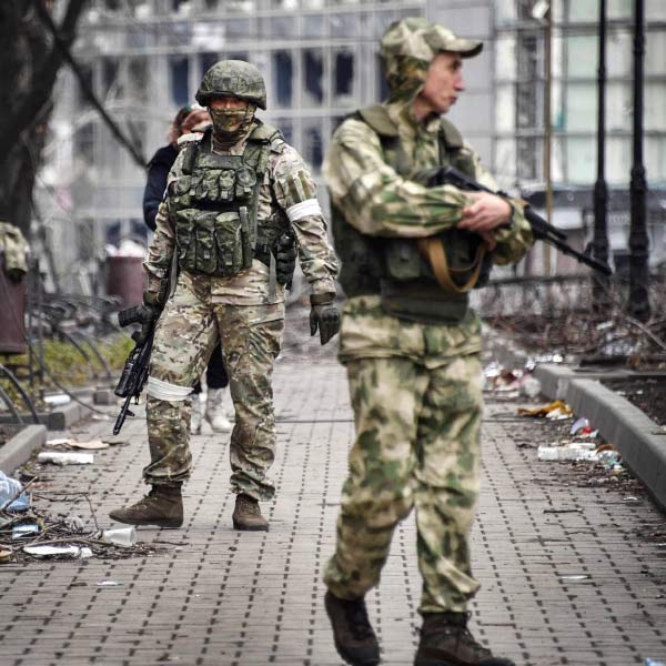 ভাইরাল ভিডিয়োগুলিতে দেখা গিয়েছে, খারকিভের রাস্তায় উপুড় হয়ে শুয়ে অস্ত্রহীন রুশ সেনা। অনেকের হাত পিছমোড়া করে বাঁধা। তাঁদের সামনে অস্ত্র হাতে দাঁড়িয়ে রয়েছে ইউক্রেনীয় সেনা। দলে দলে রুশ সেনাদের আত্মসমর্পণের ভিডিয়োয় ভরে গিয়েছে নেটমাধ্যম।