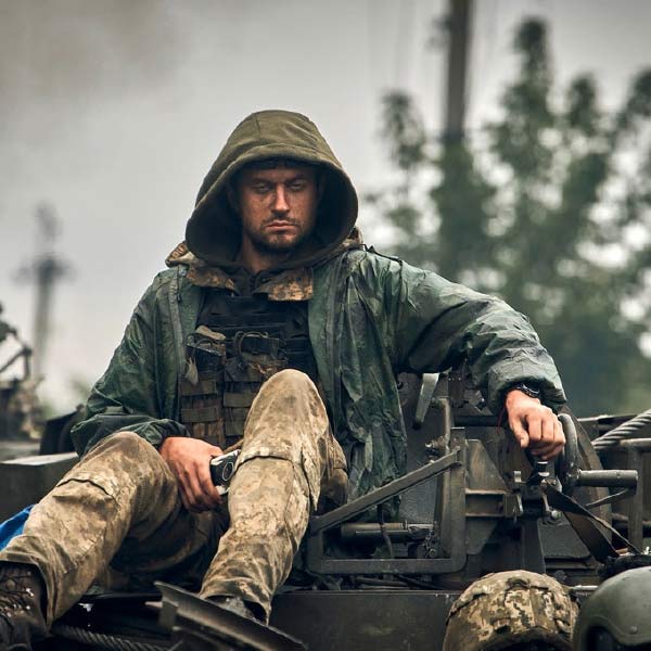 মঙ্গলবার রাতে ব্রিটিশ সংবাদমাধ্যমে দাবি করা হয়েছে, পরিস্থিতি বুঝতে পেরে ইউক্রেনের মাটিতে যুদ্ধ করতে অস্বীকার করছেন রুশ সেনারা। উত্তর-পূর্বের বিভিন্ন অঞ্চল পুনর্দখলের পর তাঁরা হতোদ্যম হয়ে পড়েছে, এই দাবিও করা হয়েছে ব্রিটিশ সংবাদমাধ্যমে।