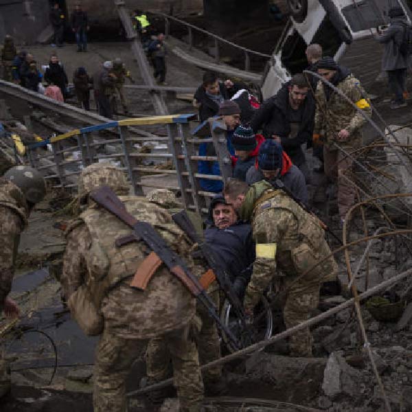 ব্রিটিশ সংবাদমাধ্যমে মুখ খুলেছেন ডনবাস অঞ্চলের লুহানস্কের গভর্নর সারহিয়ায় হাইদাই। তাঁর দাবি, ‘‘নিহতদের সংখ্যা (আনুমানিক ভাবে অন্তত ৪৩,০০০) জানতে পেরে ইউক্রেনের মাটিতে যুদ্ধ করতে অস্বীকার করছেন রাশিয়ার সেনারা।’’ প্রসঙ্গত, রুশদের শক্ত ঘাঁটি বলে পরিচিত এই ডনবাস (উত্তর-পূর্ব ইউক্রেনের ডনেৎস্ক এবং লুহানস্ক অঞ্চল একত্রে ডনবাস বলে ডাকা হয়)।