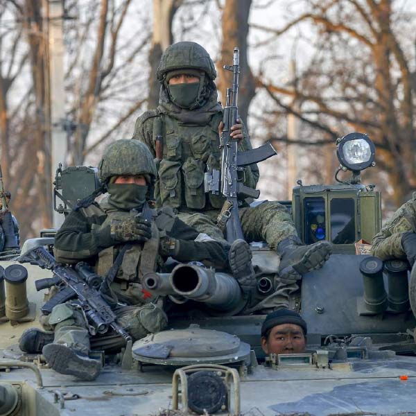 লুহানস্কের গভর্নরের আরও দাবি, ‘‘আহত দখলদারদের (রুশ সেনাদের) প্রাপ্ত অর্থও আটকে রেখেছে রাশিয়া। সেই সঙ্গে ইউক্রেনের মাটিতে নতুন ইউনিট পাঠানো স্থগিত রেখেছেন রাশিয়ার সেনাকর্তারা।’’