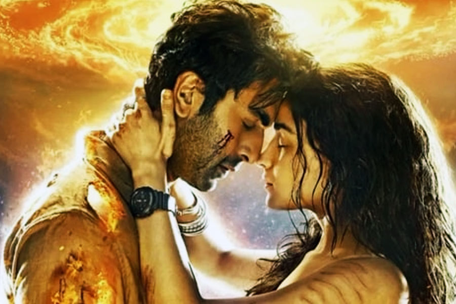 প্রায় এক দশকের পরিশ্রম। অবশেষে গত ৯ সেপ্টেম্বর, শুক্রবার দেশ জুড়ে হিন্দি, তেলুগু, কন্নড়, মালয়ালম-সহ ছ’টি ভাষায় মুক্তি পেয়েছে ‘ব্রহ্মাস্ত্র’ ছবির প্রথম পর্ব।