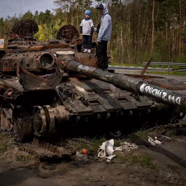 আমেরিকার সংবাদমাধ্যমে সে দেশের গোয়েন্দাদের দাবি, রাশিয়ার সেনাদের আরও লজ্জাজনক হারের সম্মুখীন হওয়া বাকি। ২৪ ফেব্রুয়ারি থেকে শুরু হওয়া এই যুদ্ধে কি রুশ সেনাদের দুর্বলতা প্রকাশ্যে এনে দিয়েছে? পশ্চিমী দেশগুলির এক যুদ্ধ বিশারদের কথায়, ‘‘রাশিয়া বেকায়দায় পড়েছে। ওদের দুর্বলতা সামনে চলে এসেছে। রাশিয়ার কাছে পর্যাপ্ত সেনাশক্তি বা অস্ত্রশস্ত্রের ভান্ডার নেই, তা-ও বোঝা যাচ্ছে।’’