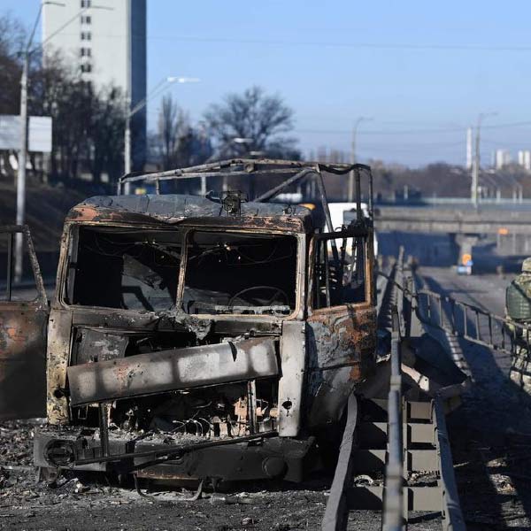তবে এখনই রাশিয়াকে ‘শক্তিহীন’ বলতে রাজি নন পশ্চিমী দেশের আর এক যুদ্ধ বিশারদ। তাঁর দাবি, ‘‘রাশিয়াকে এখনই দুর্বল বলার সময় আসেনি।’’ এমনকি, খারকিভে ইউক্রেনীয়দের পুনর্দখল সত্ত্বেও তাকে ‘মোড় ঘোরানো’ বলতে নারাজ তিনি।