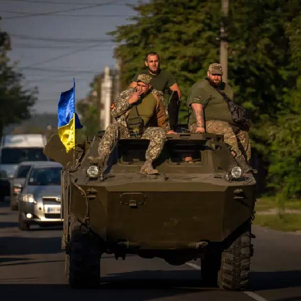 যদিও উত্তর-পূর্ব অঞ্চলের বহু শহর পুনর্দখলের পর ইউক্রেনীয়রা যে এই মুহূর্তে মানসিক এবং কৌশলগত ভাবে শক্তিশালী হয়েছে, তা মেনে নিয়েছেন ওই যুদ্ধ বিশারদ। তিনি বলেন, ‘‘এই যুদ্ধে ইউক্রেনীয়দের এই সাফল্যেরই প্রয়োজন ছিল। আমি বলব, এটা যেন হাফটাইমের আগে বিপক্ষের জালে বল ঠেলে দিয়ে গোল করা।’’
